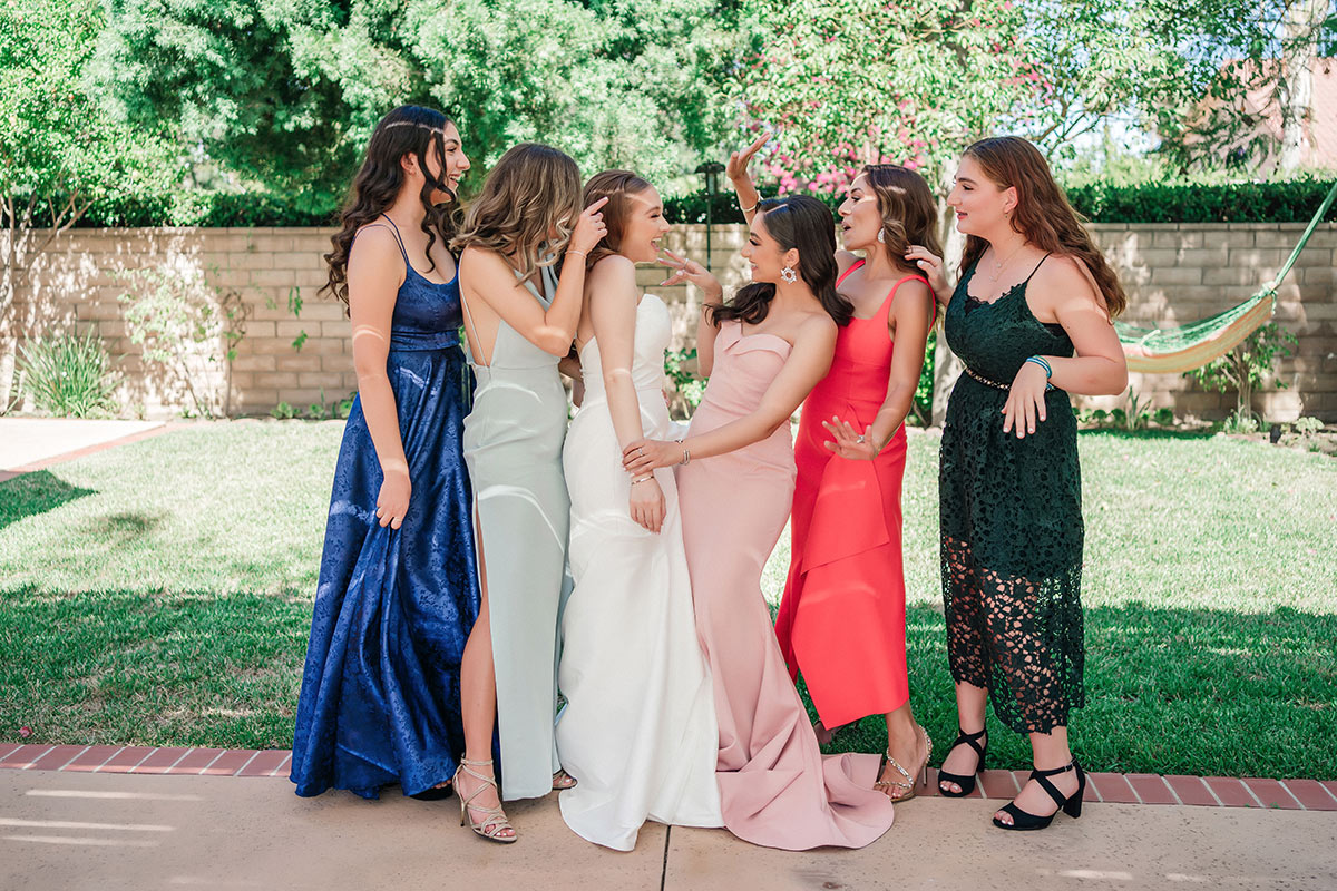 how to accessorize a navy blue dress for a wedding